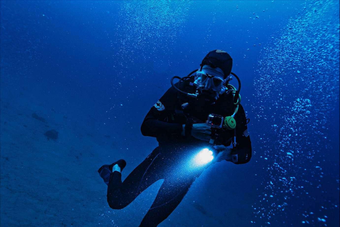 Best Dive Lights for the Money [Top 5 Picks] Underwater Mag
