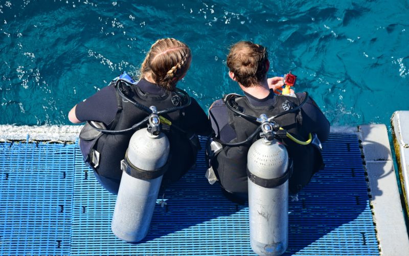 how can I stay with my buddy on a scuba dive
