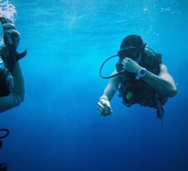 how does a diving watch work