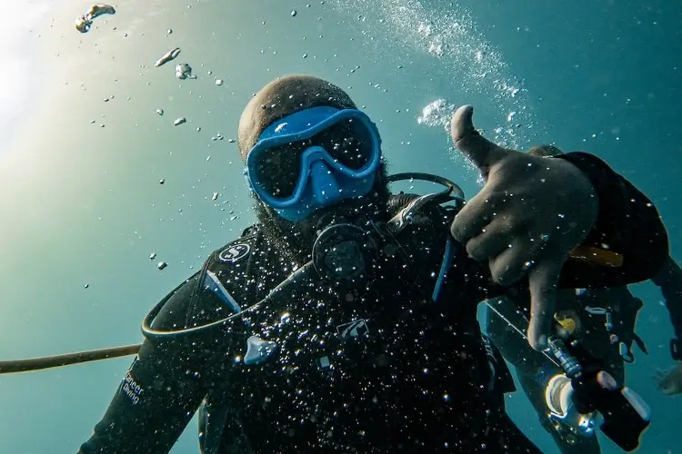 can you wear contact lenses when scuba diving