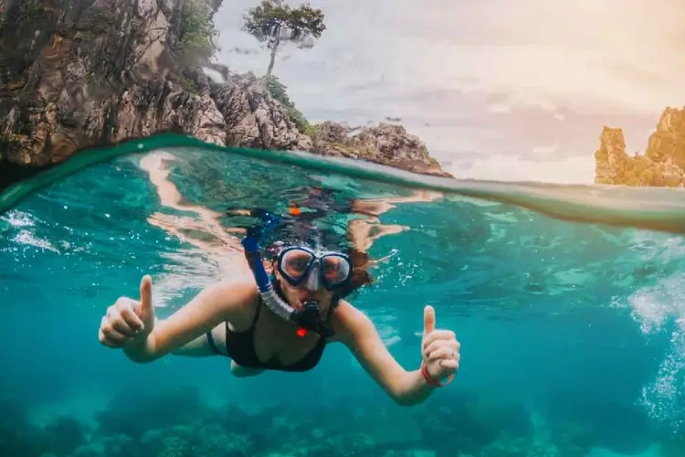 do snorkelers use hand signals