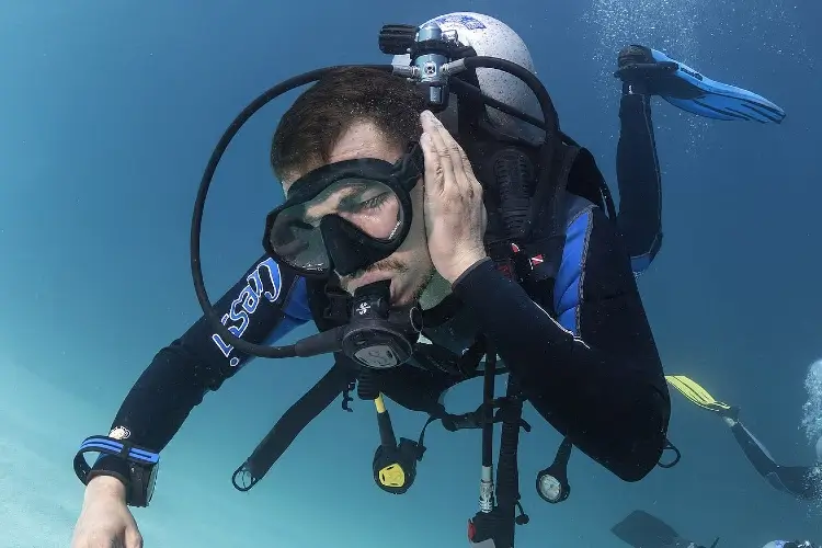do ear plugs help when scuba diving