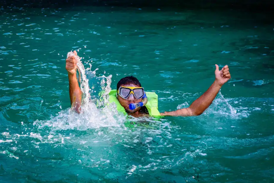 how to snorkel with a life jacket